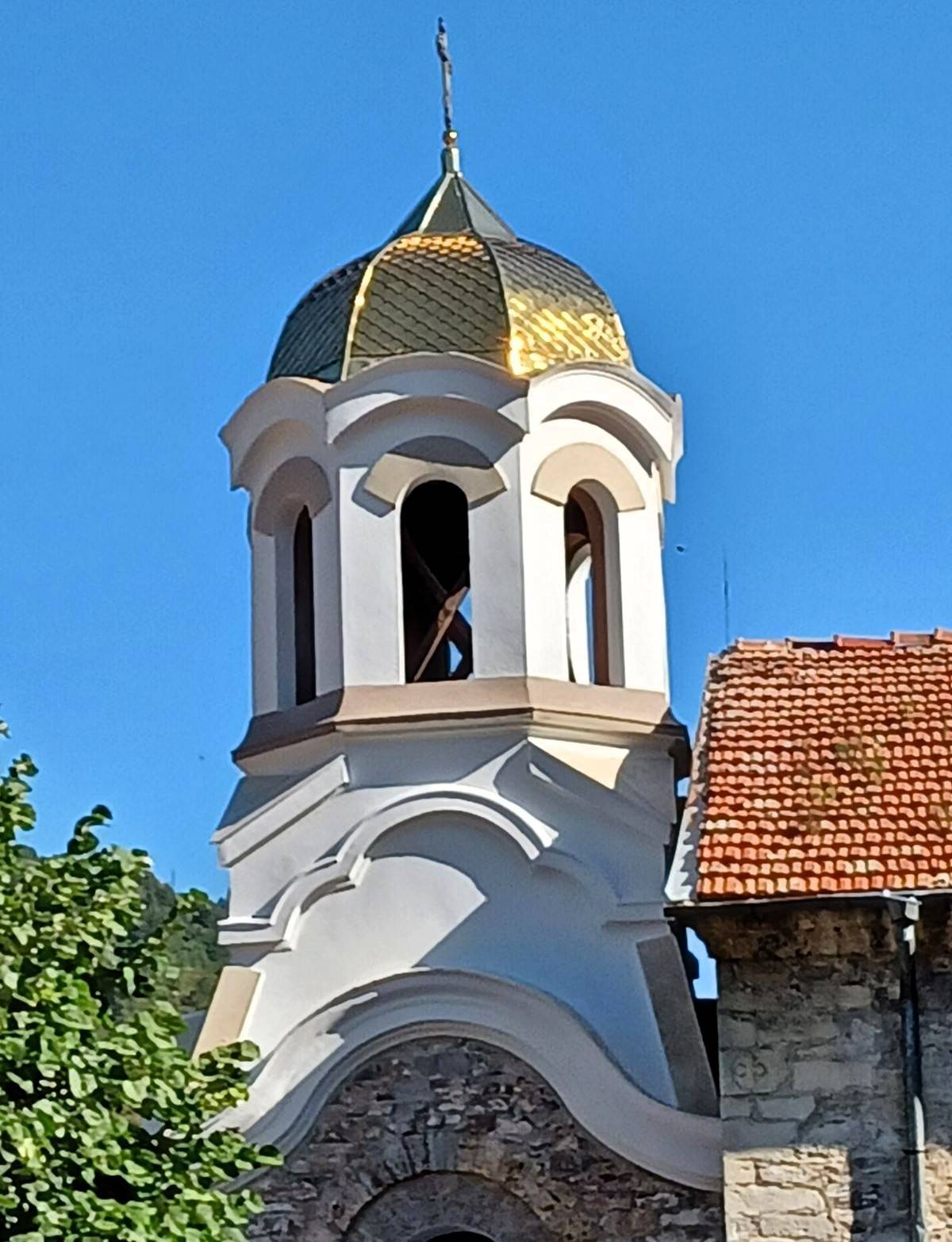 Доброволци възстановяват параклиси в асеновградското с. Бачково